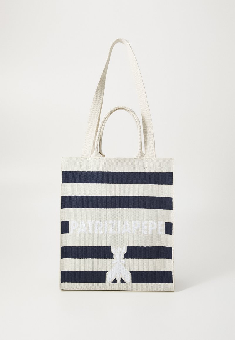 Saco de tela com riscas horizontais em azul-marinho e branco. Logótipo "PATRIZIA PEPE" em branco, com um detalhe gráfico na parte inferior.