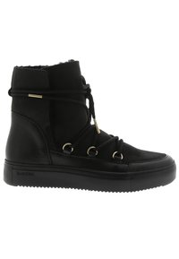 Botines negros de piel y ante, con herrajes dorados, cordones redondos y suela de goma texturizada. Diseño sencillo con forro cálido.