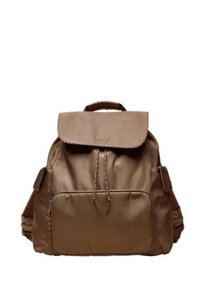 Zaino in pelle marrone con pattina, tasca frontale con zip, tasche laterali e chiusura a coulisse intrecciata, progettato per uso casual.