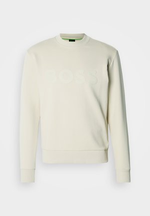 Sudadera color crema con cuello redondo y puños acanalados. Presenta un logo "BOSS" en relieve en el frente. Tejido suave y liso.