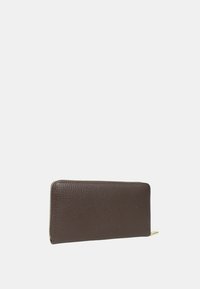 Portafoglio in pelle marrone, superficie testurizzata, forma rettangolare, chiusura con zip lungo il bordo superiore, accessori in tonalità dorata sul lato.