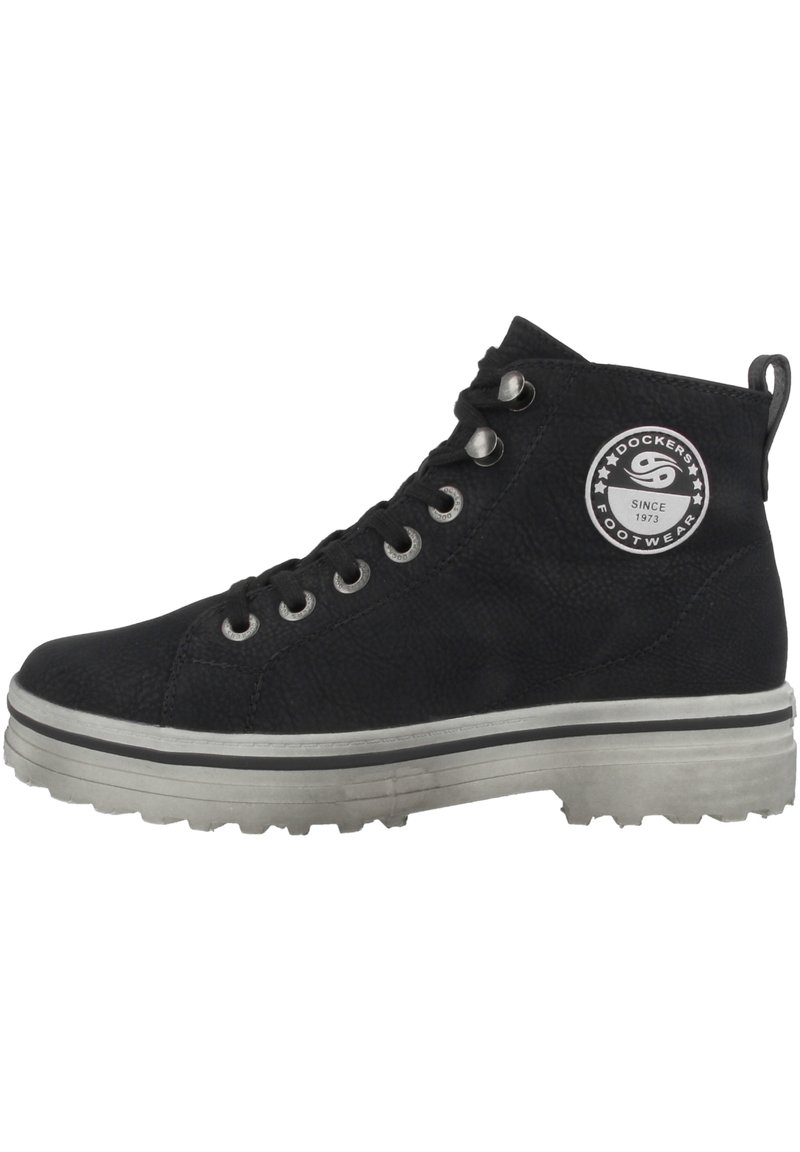 Schwarze High-Top-Sneaker aus strukturiertem Material, mit runder Zehenpartie, Schnürverschluss, metallischen Ösen und einem Logoschild an der Seite. Dicke Gummisohle.