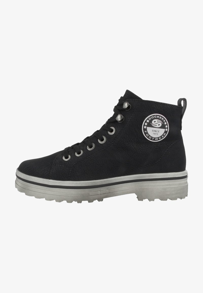 Schwarze High-Top-Sneaker aus strukturiertem Material, mit runder Zehenpartie, Schnürverschluss, metallischen Ösen und einem Logoschild an der Seite. Dicke Gummisohle.