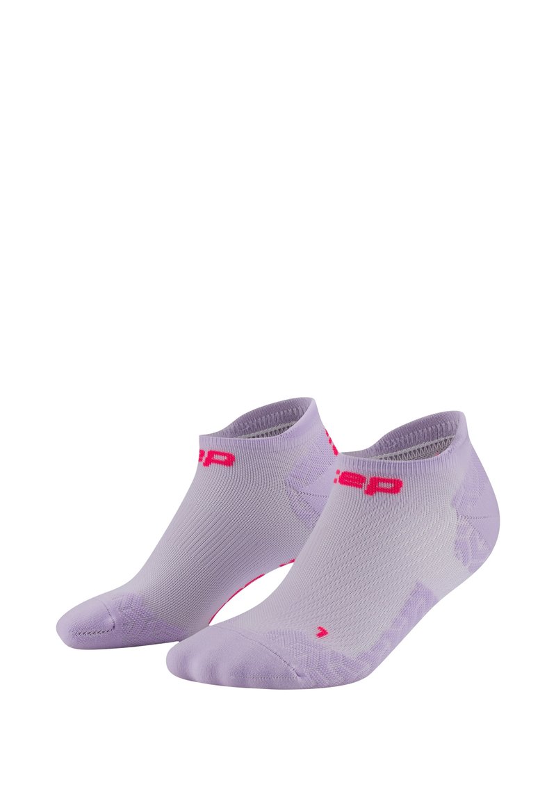 Helllilafarbene Knöchelsocken mit pinken Akzenten und Logo, ausgestattet mit einer atmungsaktiven, gerippten Textur sowie verstärkten Zehen- und Fersenbereichen.