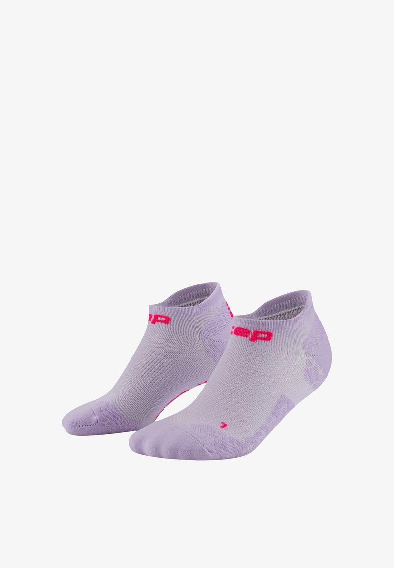 Helllilafarbene Knöchelsocken mit pinken Akzenten und Logo, ausgestattet mit einer atmungsaktiven, gerippten Textur sowie verstärkten Zehen- und Fersenbereichen.