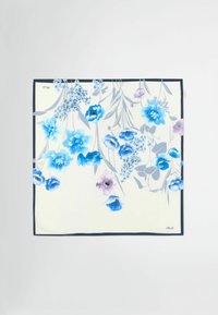 Kvadratisk tørklæde med blå og lavendelblomster mønstre på en lys gul baggrund, med en mørk kant og signaturdetalje.