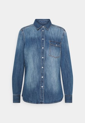 Langærmet blå denimskjorte med knapper foran, spids krave og en enkelt brystlomme med klap og knaplukning.