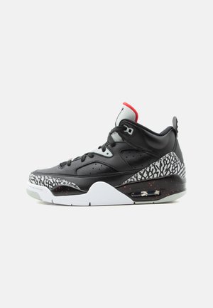 Hochgeschnittener schwarzer und grauer Sneaker mit Elefantenmuster-Overlays, weißer Zwischensohle, sichtbarer Luftdämpfung und rotem Akzent auf der Zunge.