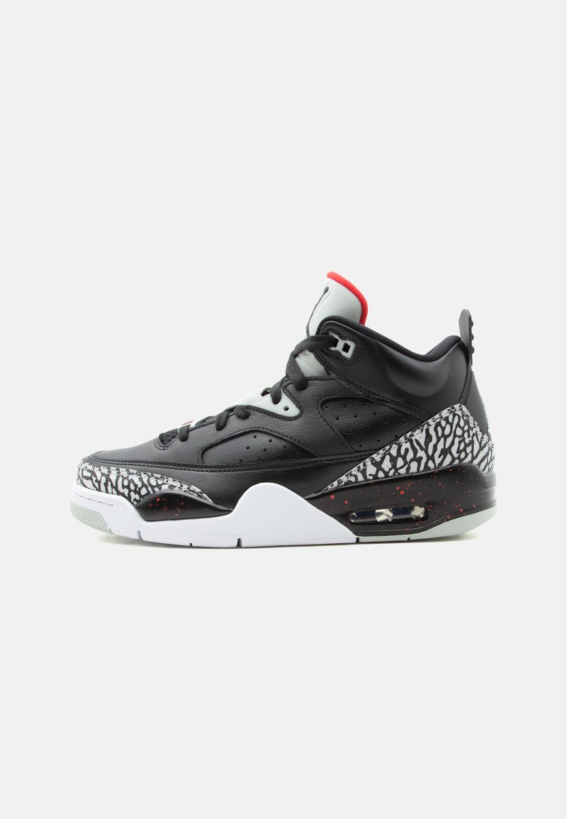 Baskets montantes noires et grises avec des superpositions à motif éléphant, semelle intermédiaire blanche, coussin d’air visible et accent rouge sur la languette.