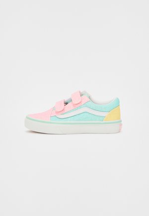 Zapatillas de deporte brillantes en rosa y azul con correas de Velcro, acentos blancos y parte trasera amarilla, que cuentan con una suela de goma plana y punta redondeada.