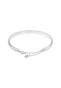 Bracciale in argento con un design liscio e curvo; presenta una chiusura a catena e un piccolo pendente rotondo lungo la catena.