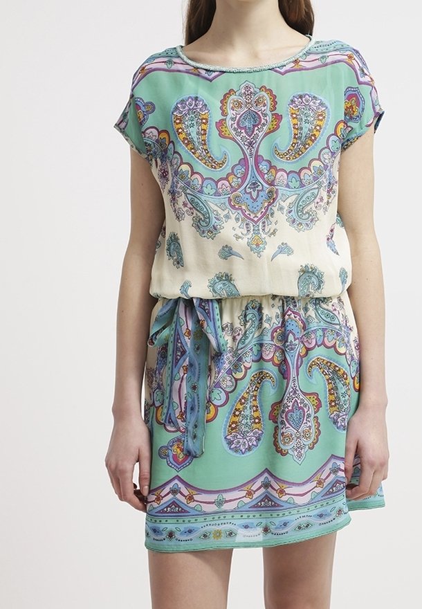 Lyhythihainen, kevyt mekko, jossa on paisleikuvio turkoosissa, kermanvalkoisessa ja purppurassa, joustava vyötärö ja solmittu nauhakiinnitys.