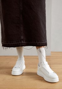 Unselected, white