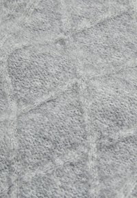 Tessuto grigio texture con un motivo a diamante, caratterizzato da una superficie morbida e pelosa e sottili variazioni di tonalità. Nessun hardware o accenti notevoli.