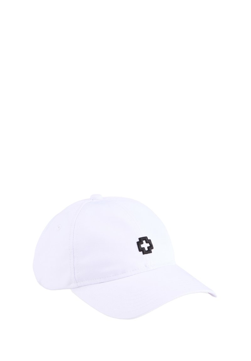 Weißer Baumwoll-Baseballcaps mit schwarzem Logo. Das Design umfasst einen gebogenen Schirm und einen verstellbaren Riemen auf der Rückseite.