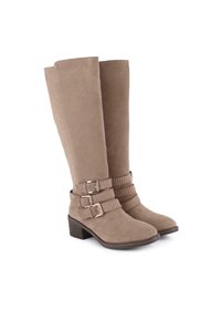 Botas de ante taupe hasta la rodilla con tres correas decorativas de hebilla que presentan tachuelas plateadas y un tacón bajo apilado.