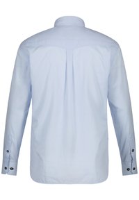 Lichtblauw langslijfschem shirt met een button-down kraag, geplooide rug en zwarte knopenaccenten op de manchetten. Gladde, gestructureerde stof.