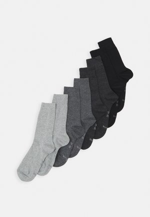 Set von Socken in verschiedenen Grautönen: hellgrau, mittelgrau, dunkelgrau und schwarz. Baumwollmischung mit gerippten Bündchen und ohne auffällige Muster.