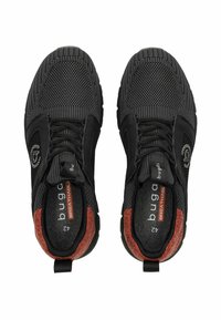 Sneaker nere traspiranti con tomaia in rete testurizzata, dettagli rossi a contrasto, colletto imbottito e dettaglio del logo sul lato. Taglia 42 visibile all'interno.