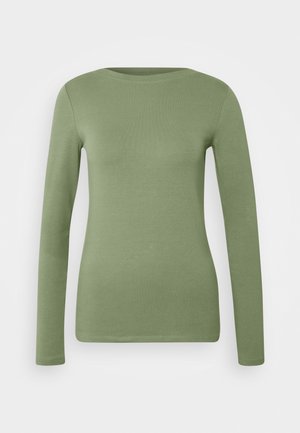 Camiseta de manga larga, ajustada, de color verde oliva, con cuello redondo y textura suave, mostrada sobre un fondo liso gris claro.