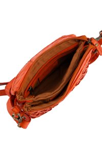 Orange læderhandtaske med lynlåslukning, der har et blødt stofinteriør og en ekstra lynlåslomme. Tekstureret ydre design.