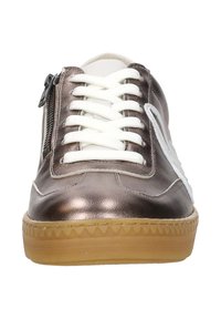 Metalen bronzen sneaker met witte veters, zijritssluiting, gestructureerde rubberen zool en contrasterende gumzool. Gladde leren bovenkant met accenten.