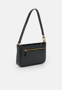 Sac à main en cuir synthétique crocodile noir avec une seule bandoulière, comportant une fermeture éclair dorée et une poche avant avec une fermeture éclair supplémentaire.