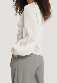 NA-KD Bluse - white