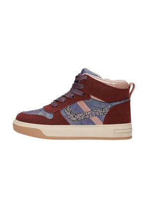 Baskets montantes avec panneaux pailletés bordeaux et bleus, swoosh floral pailleté, lacets bordeaux, semelle beige et col et boucle de talon rembourrés roses.