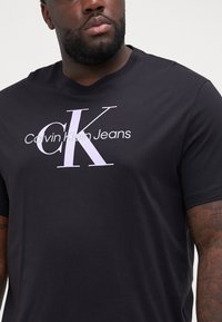 Calvin Klein Jeans Plus PLUS SEASONAL MONOLOGO TEE - Apdrukāts T-krekls - black/pastel lilac