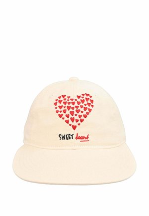 Casquette de baseball couleur crème avec un cœur rouge composé de petits cœurs et les mots "SWEET heart" brodés en dessous.