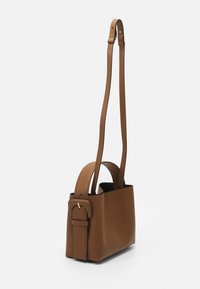 Borsa a tracolla in pelle marrone con una forma rettangolare strutturata, dotata di una lunga tracolla regolabile e di un manico superiore. Design minimalista con un accento in metallo color oro.
