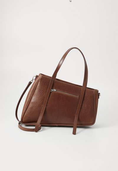 Sac à main en cuir marron avec une finition texturée, de forme rectangulaire, deux poignées et une bandoulière détachable. Il possède une poche zippée à l'avant.
