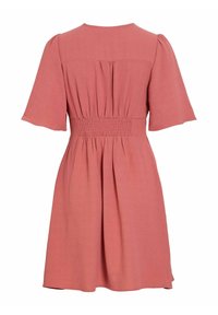 Robe rose poudrée à manches courtes avec détail froncé à la taille et jupe ample et fluide, vue de dos sur fond blanc.