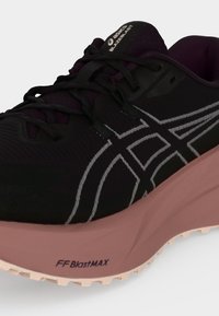 Μαύρο και μωβ παπούτσι τρεξίματος Asics BlazeBlast με ροζ σόλα και μαύρα κορδόνια, παρουσιάζοντας το πλαϊνό λογότυπο και ετικέτα απορρόφησης κραδασμών FF Blast Max.