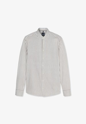 Langärmeliges Hemd mit schmalen vertikalen beige-weißen Streifen, klassischem Kragen und geknöpften Manschetten, flach auf weißem Hintergrund liegend.