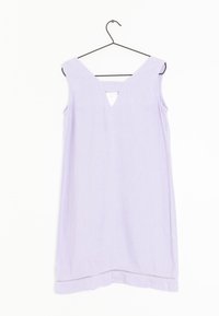 Ärmelloses lila Kleid mit V-Ausschnitt und einem Schlüssellochdetail auf der Rückseite. Es zeichnet sich durch ein schlichtes Design und einen dezenten Ösenbesatz am Saum aus.