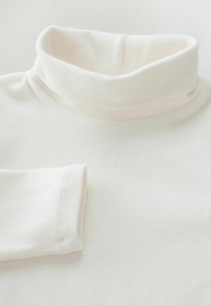 Maglione bianco a collo alto realizzato in un morbido e spesso tessuto. Presenta un colletto alto e polsini arrotolati, con una superficie liscia e cuciture sottili.
