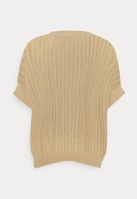 Beige lyhythihainen neulepusero, jossa on pystysuora reikäkudospinta ja ribbineulekaulus, -hihansuut ja -helma, nähtynä takaa.