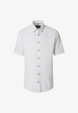 Chemise blanche à manches courtes avec poche poitrine avant et col boutonné sur un fond uni.