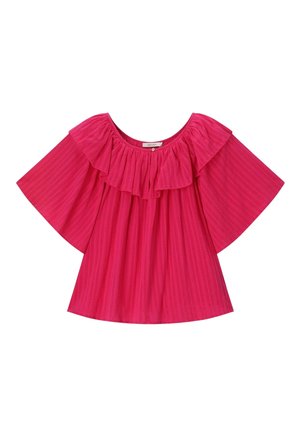 Blouse rose vif épaules dénudées avec manches larges et col froncé, présentant une texture subtile à rayures verticales.