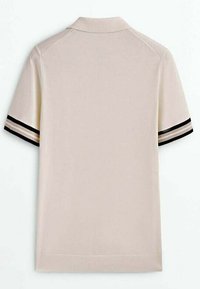 Polo beige à manches courtes avec des rayures noires et beige clair sur les bordures des manches, vu de dos.