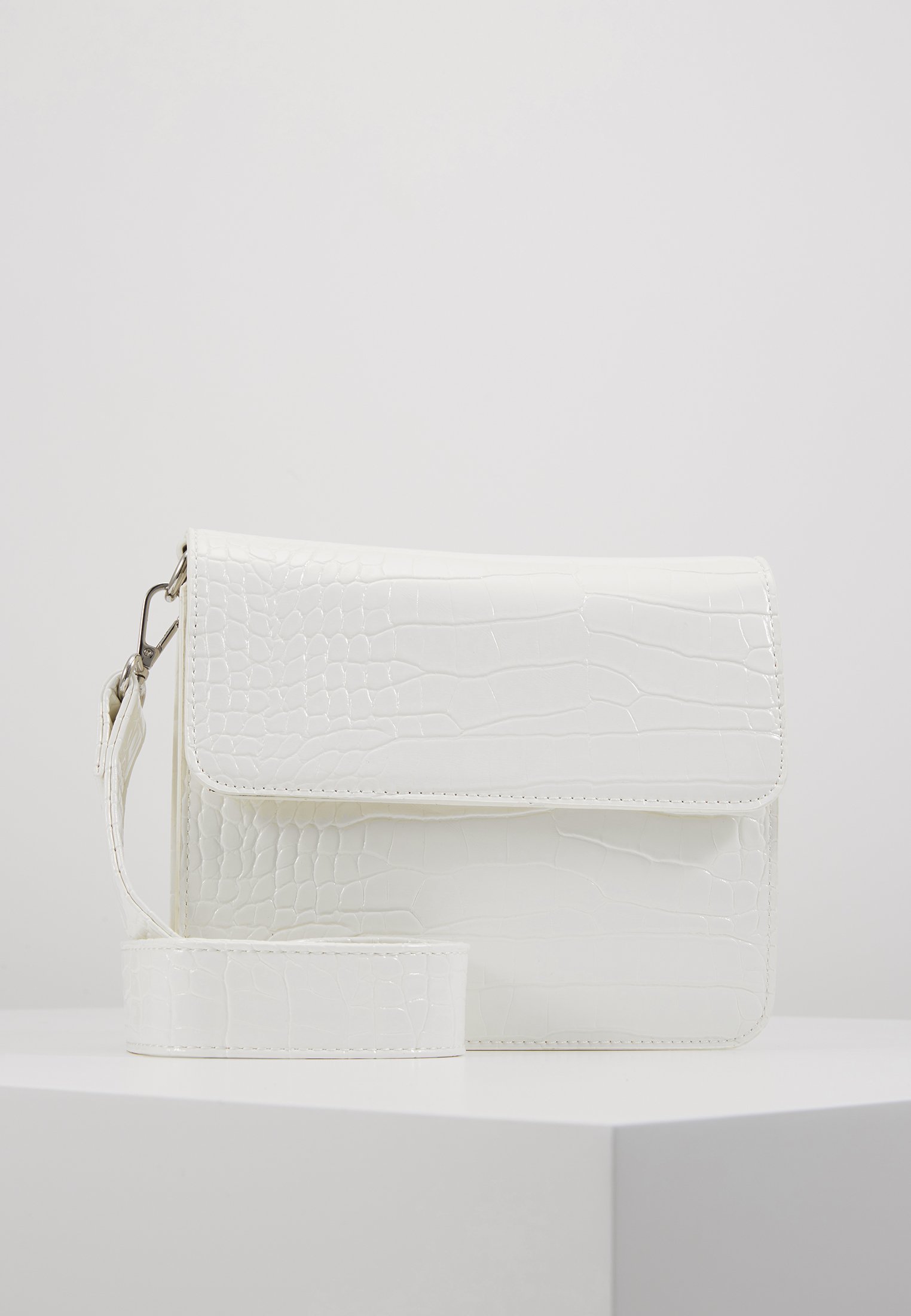 HVISK CAYMAN SHINY STRAP BAG Skulderveske white Zalando.no HVISK CAYMAN SHINY STRAP BAG Skulderveske white Zalando.no