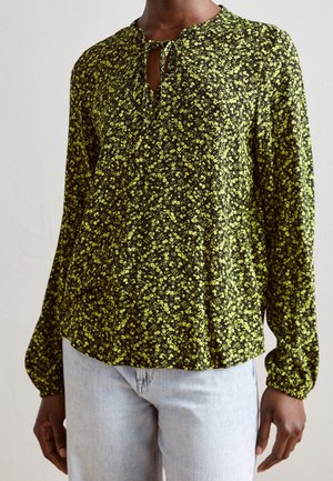 Haut noir avec un motif floral vert, tissu léger, manches longues, col rond avec une ouverture en goutte et une fermeture à lien, coupe décontractée.