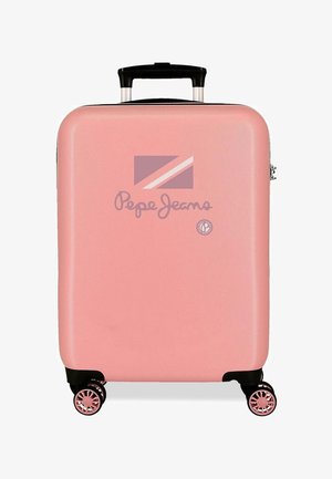 Maleta compacta de carcasa dura rosa con cuatro ruedas giratorias y un asa retráctil negra, con el logo de Pepe Jeans en el frente.