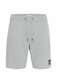 Shorts en coton gris avec une taille élastique dotée de cordons de serrage, des poches latérales et une étiquette logo noire sur la jambe gauche.