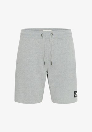 Grå bomullsshorts med elastisk linning og snøring, sidelommer, og et svart logo-patch på venstre ben.