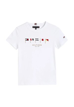 Camiseta de algodón blanca con banderas náuticas coloridas y el texto "HILFIGER" en dorado. Cuello redondo clásico y mangas cortas. Logo en la manga.