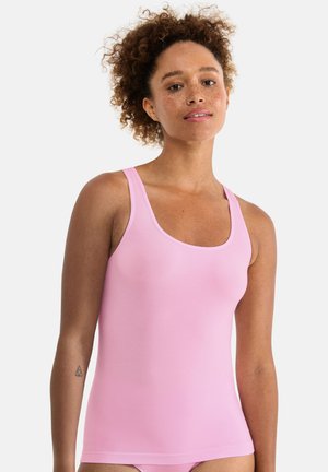 Vaaleanpunainen hihaton toppi, jossa on sileä kangas, pyöreä pääntie, leveät olkaimet ja istuva leikkaus, täydentäen yksinkertaista kuviotonta mallia.