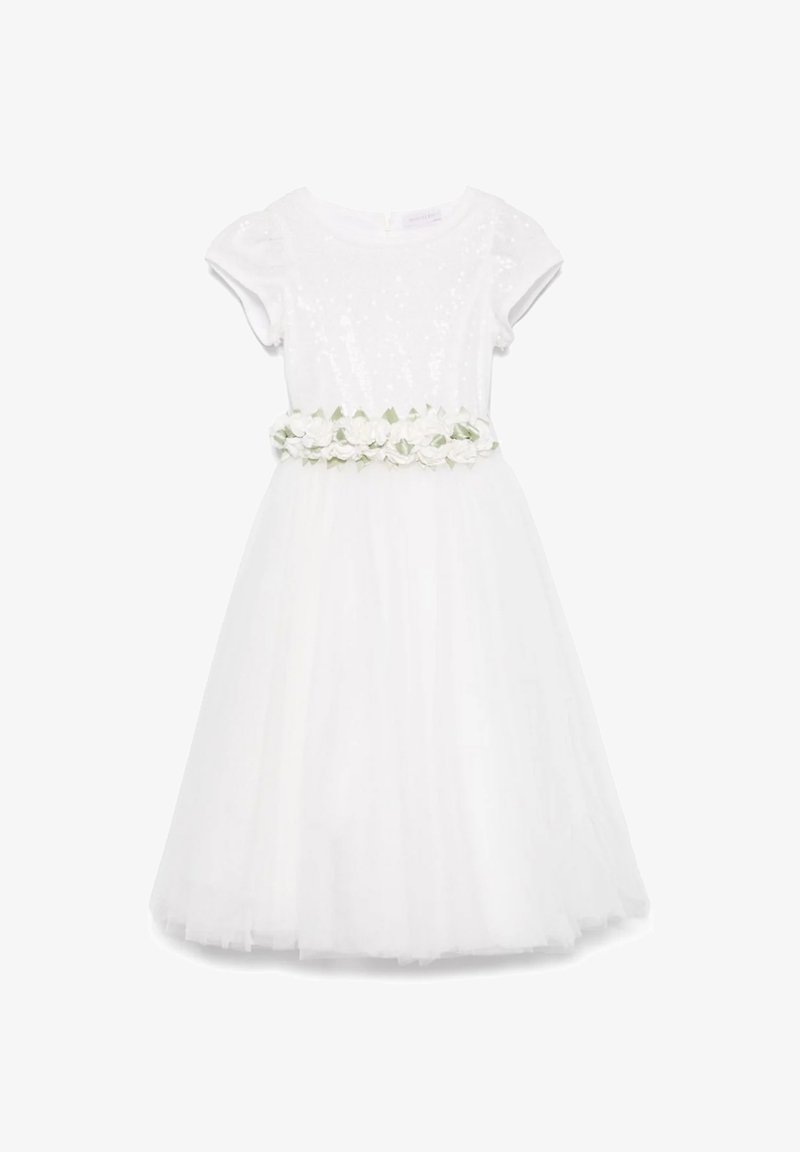 Abito bianco con un corpetto di paillettes, maniche corte a sbuffo e una gonna in tulle. Presenta una cintura a fiocco floreale in verde e bianco.